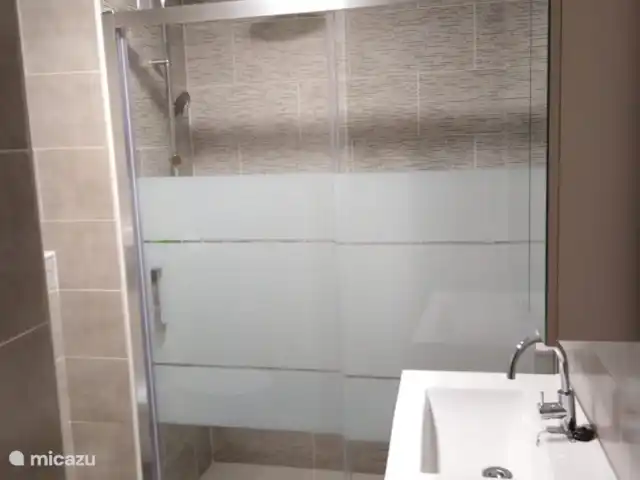 Luxueuse plage App.Jardin del Mar, baignade | Espagne, Costa Blanca, El Campello - appartement 2e salle de bain supplémentaire rénovée avec douche à l'italienne avec douche pluie et chauffe-eau pour les mois d'hiver