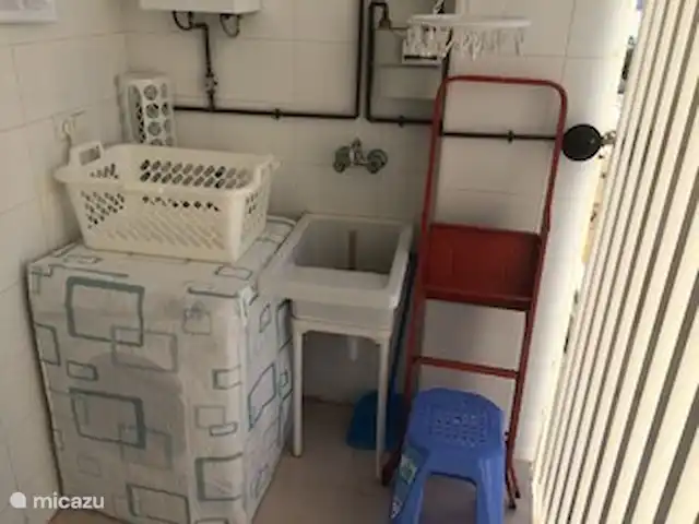 Luxueuse plage App.Jardin del Mar, baignade | Espagne, Costa Blanca, El Campello - appartement Buanderie/buanderie/séchoir avec machine à laver et détergents. Ligne de séchage + séchoir séparé. Il y a aussi beaucoup de chaises longues et de parasols à emporter sur l'une des plages de sable. Votre plaisir de plage commence à seulement 10 minutes à pied.