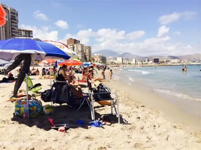 Luxueuse plage App.Jardin del Mar, baignade | Espagne, Costa Blanca, El Campello - appartement Notre plage préférée est à seulement 10 minutes à pied et directement sur le boulevard piéton. Toujours agréable avec une chaise de plage et un parasol et sentir ce merveilleux vent doux de la mer. C'est vraiment relaxant.