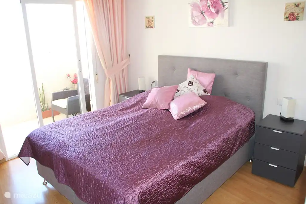 Große Schlafzimmer mit großen neu erworbenen Hotelbett / Boxspring in Juli 2014 mit den Maßen 200x160cm. Ausreichend Stauraum für all Ihre Sachen