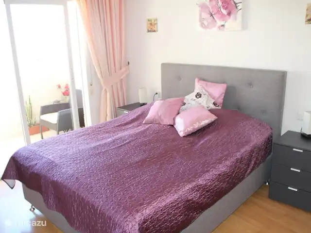 Luxueuse plage App.Jardin del Mar, baignade | Espagne, Costa Blanca, El Campello - appartement Grande chambre principale avec grand lit d'hôtel / sommier nouvellement acheté en juillet 2014 avec les dimensions 200x160cm. Espace de rangement suffisant pour toutes vos affaires