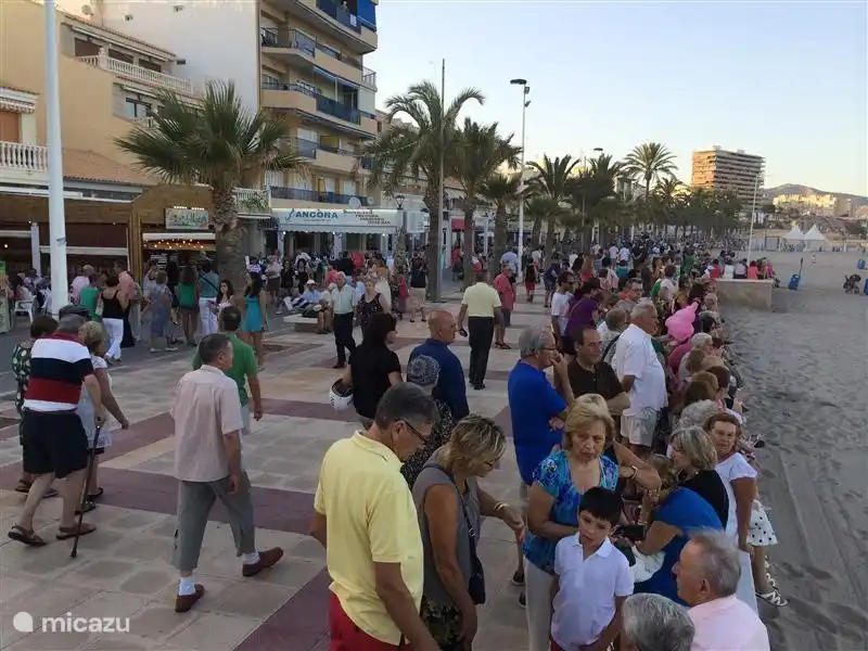 Die immer charmant Promenade von El Campello, vor allem am Abend brummt mit den Restaurants, Geschäften und Bars. Wie Sie sehen, direkt am Strand gelegen.
