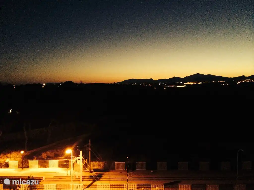 Dies ist die schöne Aussicht auf die Berge in der Nacht, wenn Sie von den Fenstern der Schlafzimmer zurück.