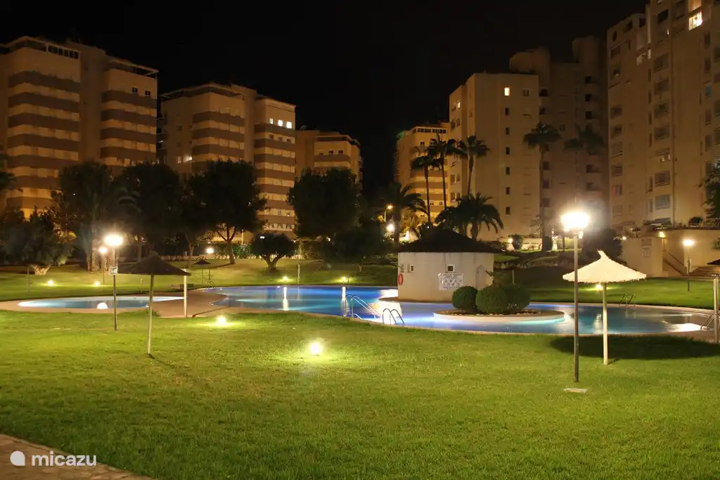 Jeden Abend während des ganzen Jahres wunderschön beleuchteten Garten und Pool