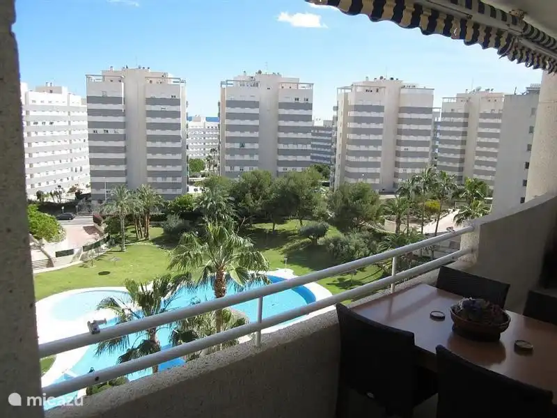 Herrlicher Blick auf den Pool und teilweise Meerblick zwischen den Gebäuden von der Terrasse im 7. Stock.