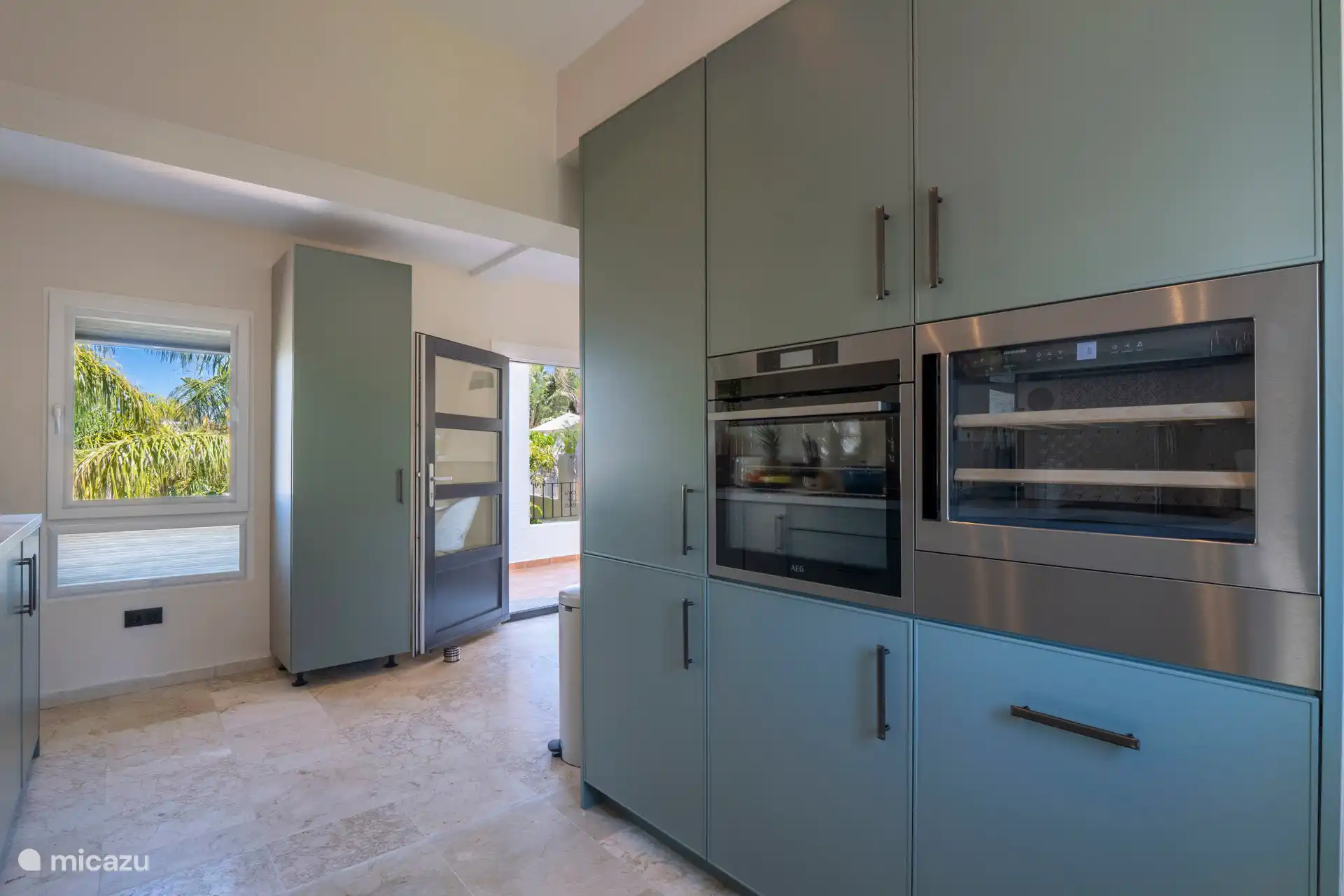 Cocina con armario de clima para vino 