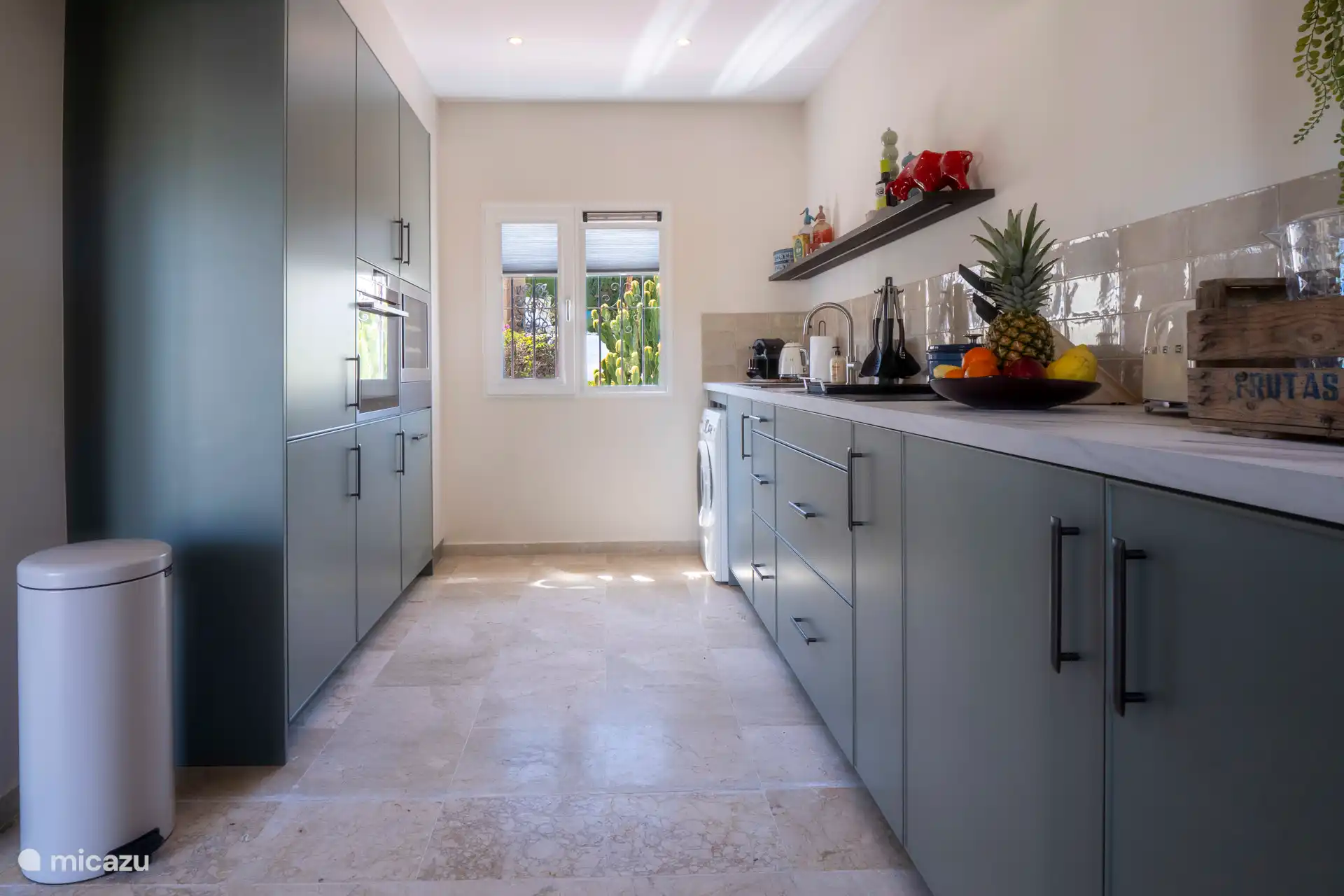 Cocina con armario de clima para vino 