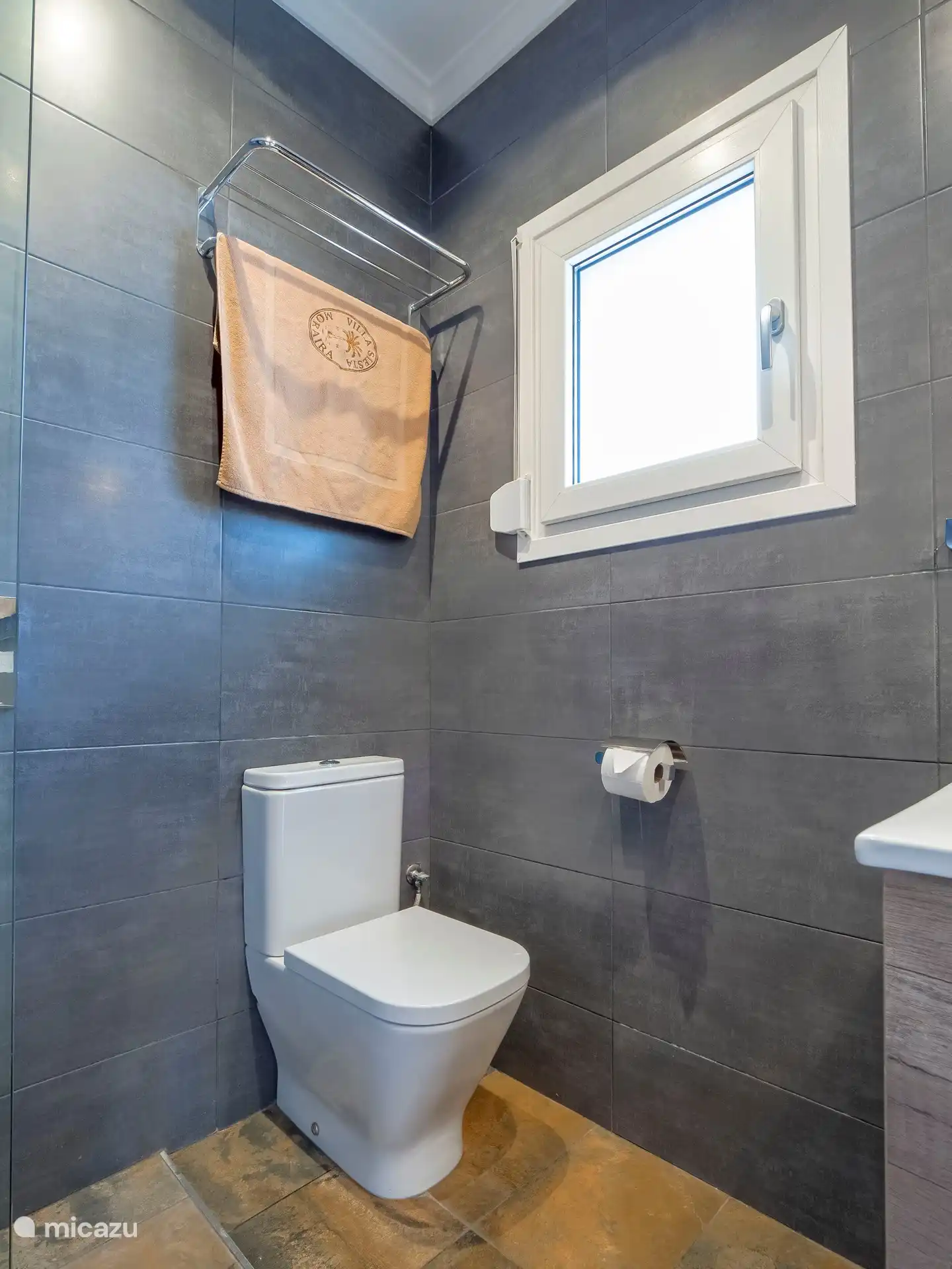 Cuarto de baño con WC y ducha a ras de suelo 