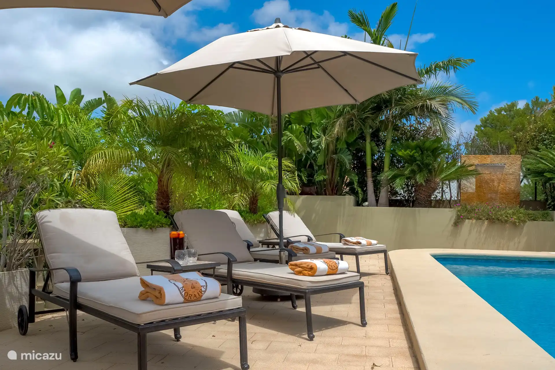 Hamacas con sombrillas 