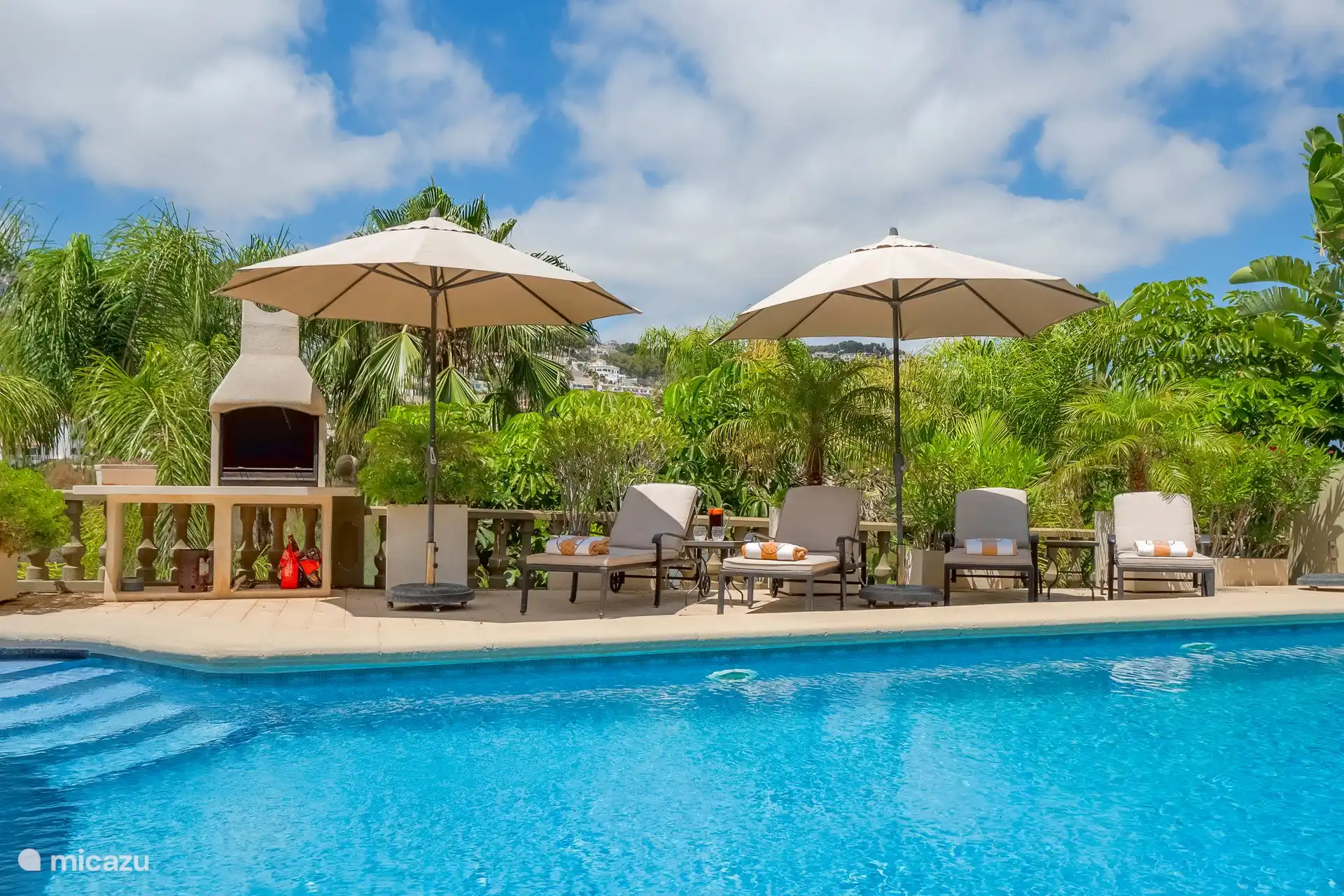 Piscina con barbacoa