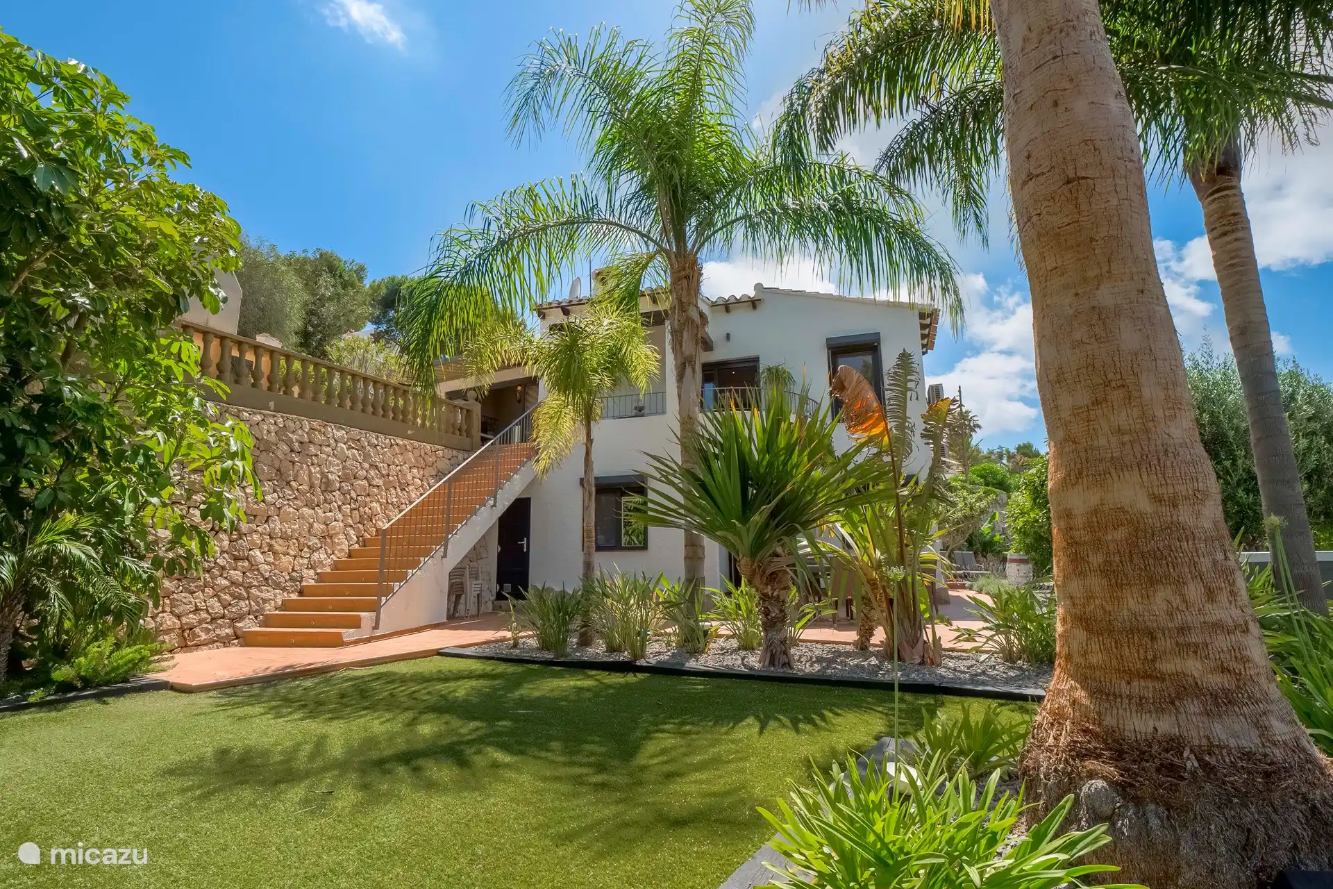 Casa desde el jardín de la planta baja