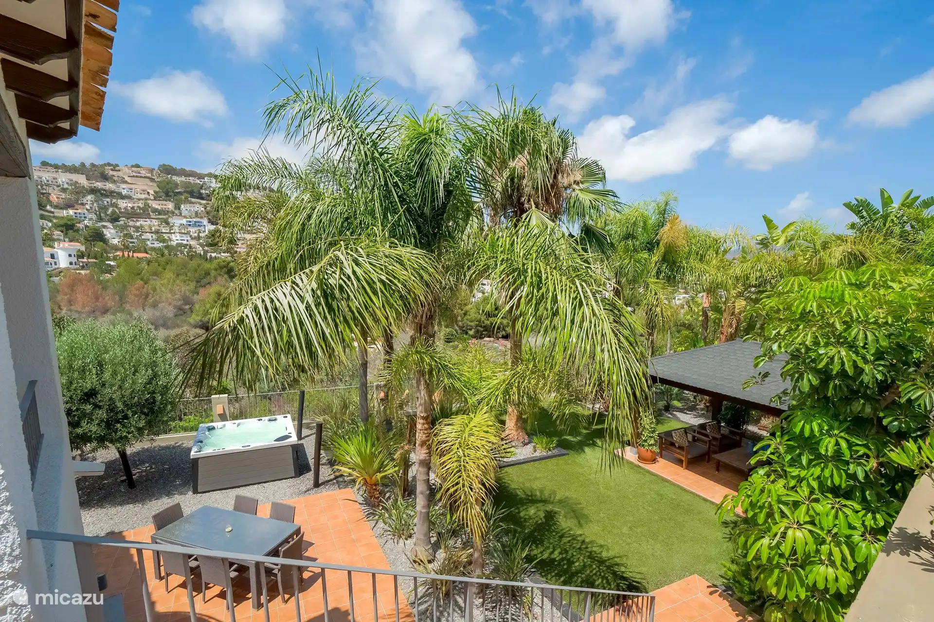 Jardín en la planta baja con jacuzzi* 
