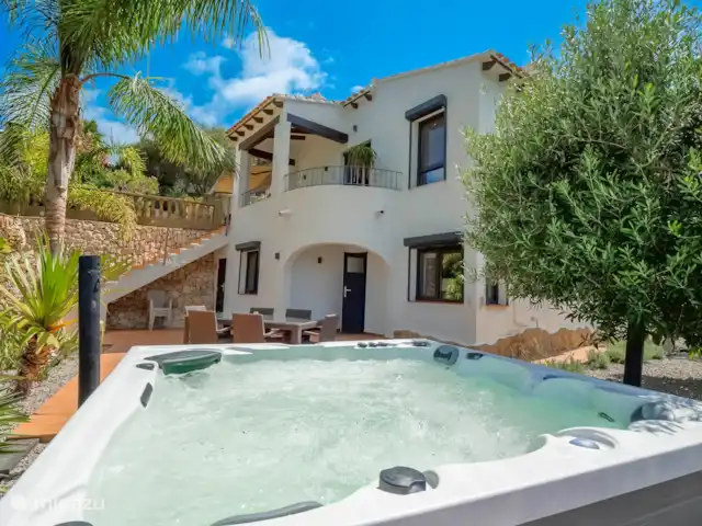 Villa Sieste | Espagne, Costa Blanca, Moraira - villa Jacuzzi (avec une vue magnifique sur la vallée et la maison) Le jacuzzi peut être réservé en option supplémentaire.