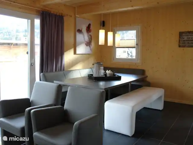 Chalet de bien-être Kreischberg | Autriche, Styrie, Sankt Lorenzen ob Murau - chalet Coin salon spacieux, coin repas et chaise haute à disposition.
