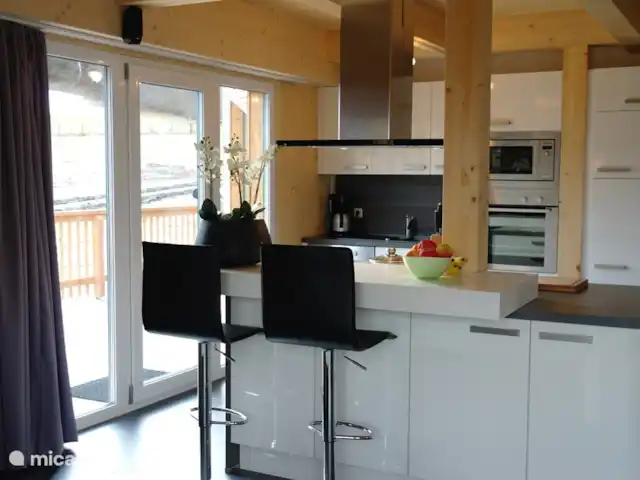 Chalet de bien-être Kreischberg | Autriche, Styrie, Sankt Lorenzen ob Murau - chalet La cuisine design est entièrement équipée. Comprend un joli bar avec 2 tabourets de bar.