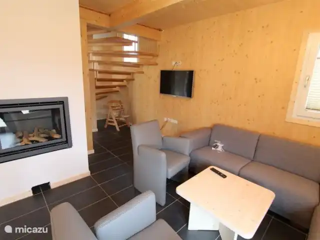 Chalet de bien-être Kreischberg | Autriche, Styrie, Sankt Lorenzen ob Murau - chalet Le salon de ce chalet est au rez-de-chaussée. Vous y trouverez un magnifique salon avec cuisine ouverte, un coin salon spacieux, un coin repas et même un foyer au gaz confortable pour les soirées d'hiver agréables.