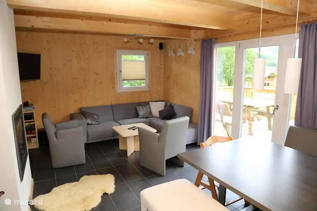 Gemütliches Wohnzimmer. Mit allem Komfort. Wie: 100cm LED-TV, Heimkino, Blu-ray-Player und WLAN im ganzen Haus.