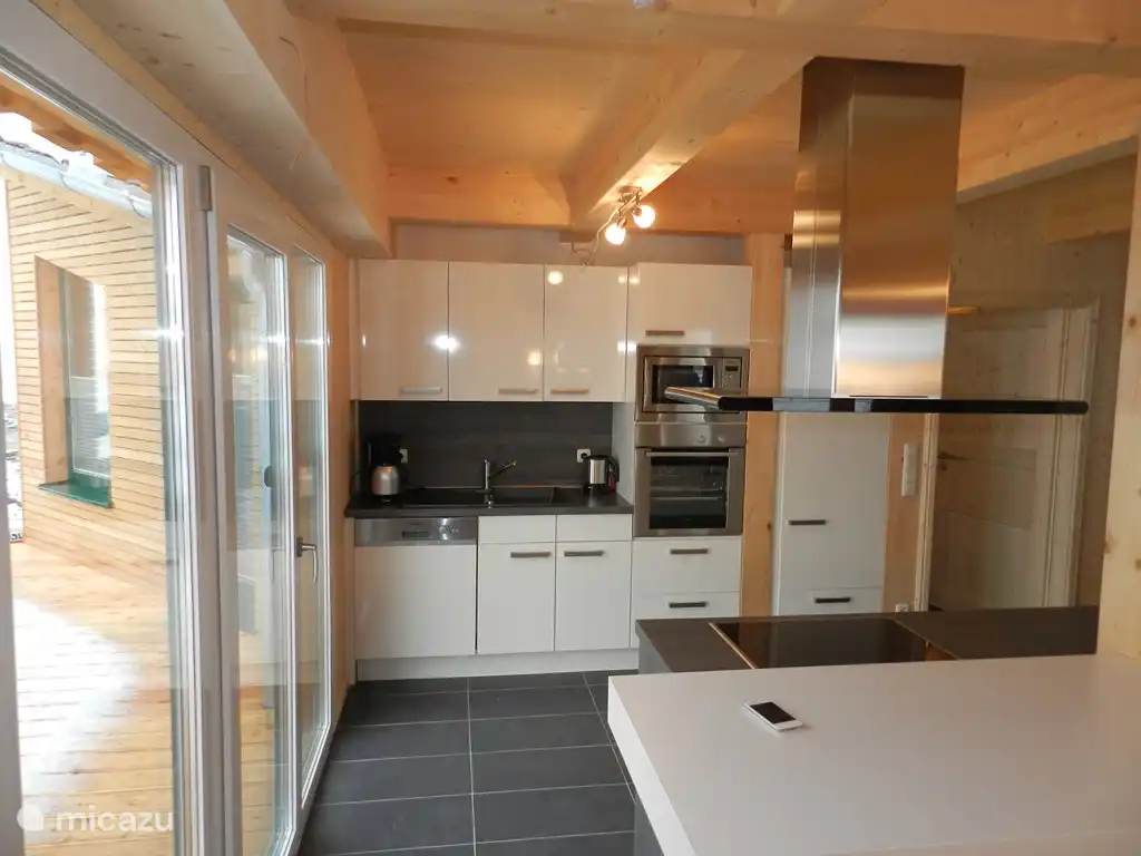 Geräumige Designer-Küche ist voll ausgestattet. Enthält eine schöne Bar mit zwei Barhockern.