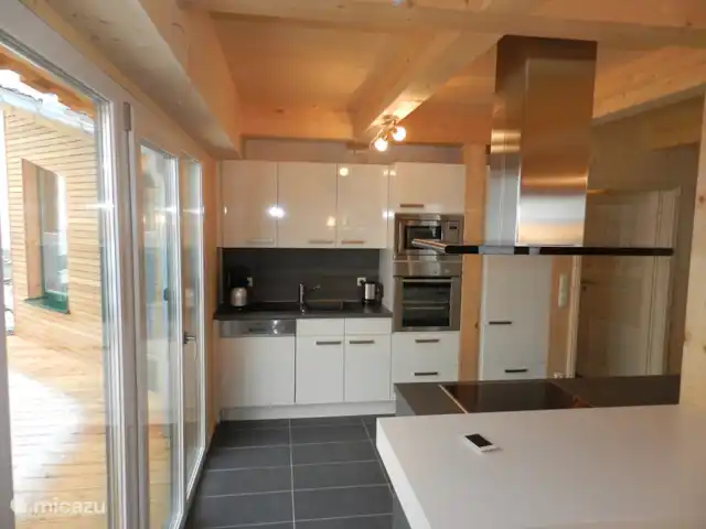 Chalet de bien-être Kreischberg | Autriche, Styrie, Sankt Lorenzen ob Murau - chalet Cuisine design spacieuse, entièrement équipée. Comprend un joli bar avec 2 tabourets de bar.