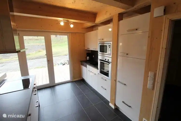 Geräumige Küche mit allen Geräten. Von der Küche aus haben Sie direkten Zugang zu einer Terrasse mit einem schönen Jacuzzi für bis zu 8 Personen. Bequem zu trinken holen ...