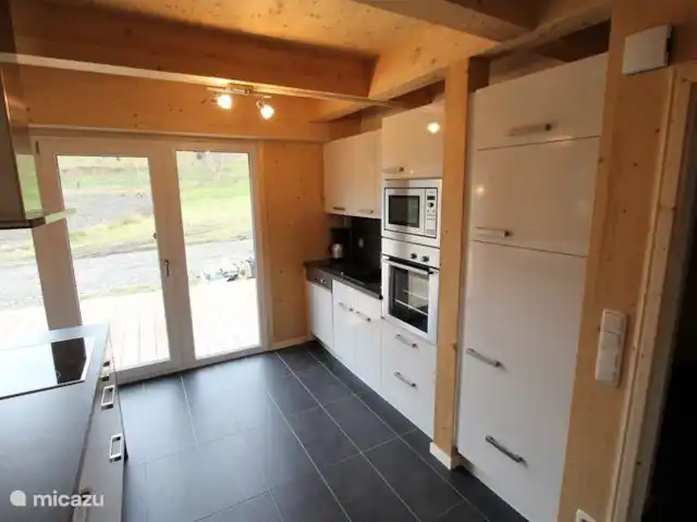 Chalet de bien-être Kreischberg | Autriche, Styrie, Sankt Lorenzen ob Murau - chalet Cuisine spacieuse avec tous les appareils. De la cuisine vous avez un accès direct à une terrasse extérieure avec un beau jacuzzi pour pas moins de 8 personnes. Pratique pour prendre un verre...