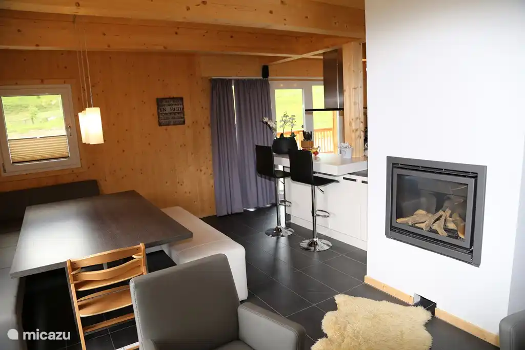 Der Wohnbereich des Chalets ist im Erdgeschoss. Hier finden Sie ein schönes Wohnzimmer mit offener Küche, großes Wohnzimmer, Essbereich und sogar einem Gasherd für gemütliche Winterabende finden Sie hier. Vom Wohnzimmer aus haben Sie direkten Zugang zu einer Terrasse mit einem schönen Jacuzzi für bis zu haben