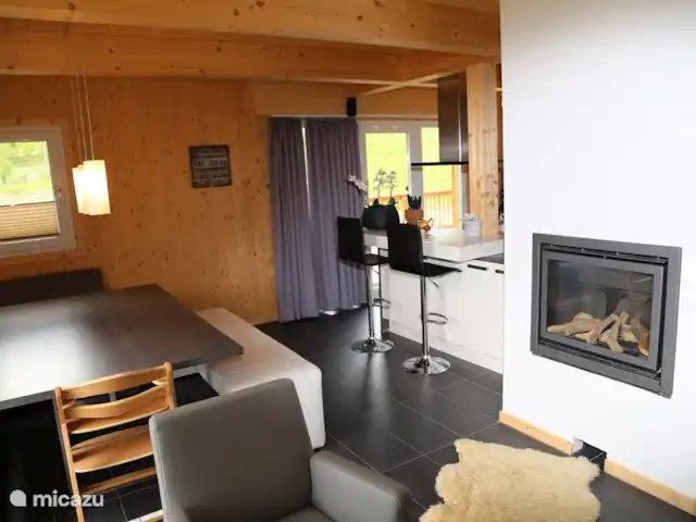 Chalet de bien-être Kreischberg | Autriche, Styrie, Sankt Lorenzen ob Murau - chalet Le salon de ce chalet est au rez-de-chaussée. Vous y trouverez un magnifique salon avec cuisine ouverte, un coin salon spacieux, un coin repas et même un foyer au gaz confortable pour les soirées d'hiver agréables. Depuis le salon vous avez un accès direct à une terrasse extérieure avec un beau jacuzzi.