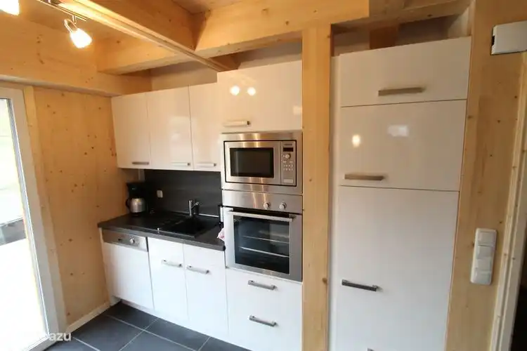 Geräumige Küche mit allen Geräten. Kaffeemaschine und Wasserkocher.