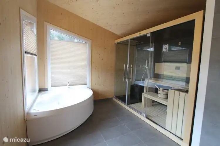 Das geräumige Chalet verfügt über ein hauseigenes Spa mit exklusiven Hamam Sauna,