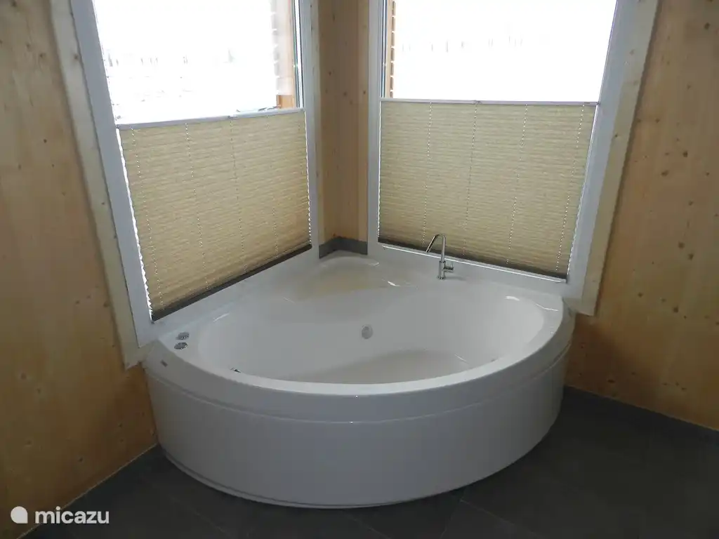  Jacuzzi, mit Blick auf die Berge.