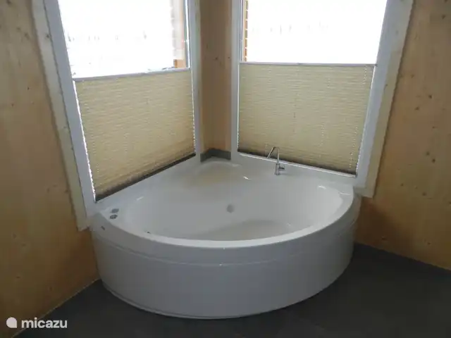 Chalet de bien-être Kreischberg | Autriche, Styrie, Sankt Lorenzen ob Murau - chalet Jacuzzi, avec jets puissants et vue sur la montagne.