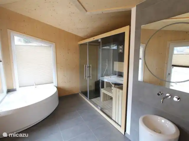 Chalet de bien-être Kreischberg | Autriche, Styrie, Sankt Lorenzen ob Murau - chalet Le jacuzzi Sascha Mi est une merveilleuse combinaison d'un sauna et d'un hammam et d'une cabine/douche à vapeur. Merveilleux pour se détendre et se détendre.