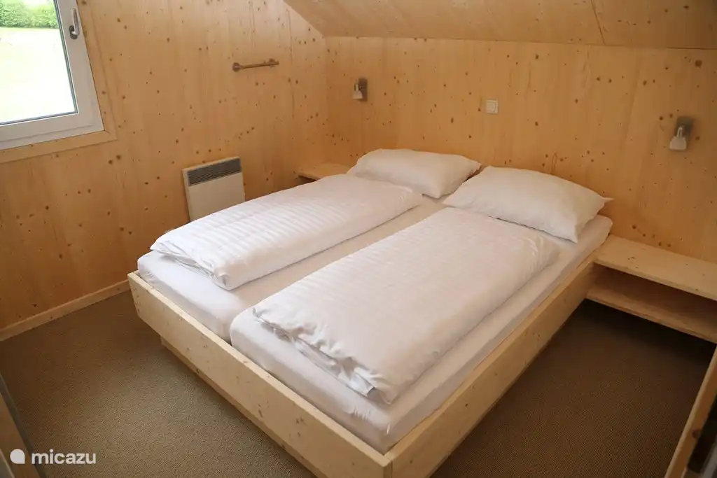 Im Schlafzimmer sind Bettdecken und Kissen. Handtücher und Bettwäsche können Sie möglicherweise durch die Anmietung.