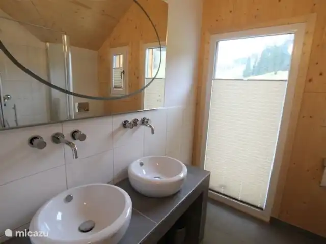 Chalet de bien-être Kreischberg | Autriche, Styrie, Sankt Lorenzen ob Murau - chalet Salle de bain à l'étage avec lavabo double design. De la salle de bain vous avez une vue sur la montagne.