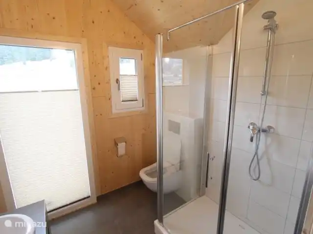 Chalet de bien-être Kreischberg | Autriche, Styrie, Sankt Lorenzen ob Murau - chalet Salle de bain à l'étage. Equipé de : double lavabo, douche et toilettes spacieuses et une belle vue sur le Kreischberg.