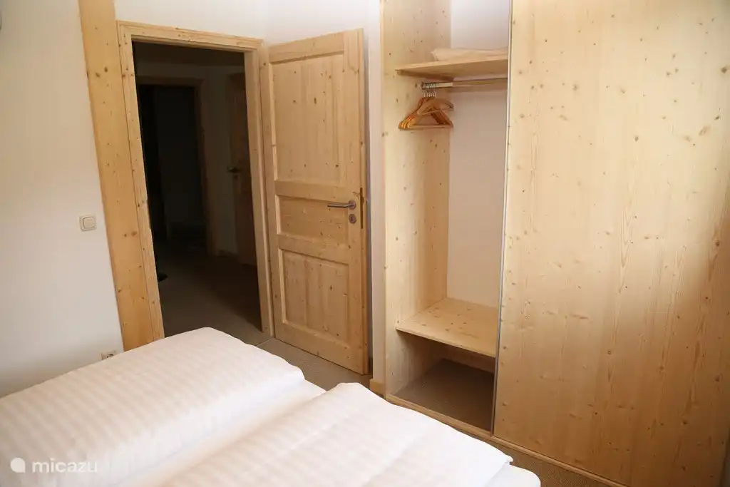 Große Kleiderschränke in jedem Schlafzimmer.