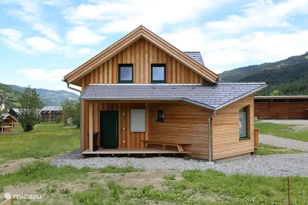 Das Chalet ist mit einem Lagerraum mit Waschmaschine, Kleiderablagen, Skischuhwärmer ausgestattet. Skifahren und Snowboarden in einem verschlossenen Lager Trocknen aufgehängt werden.
