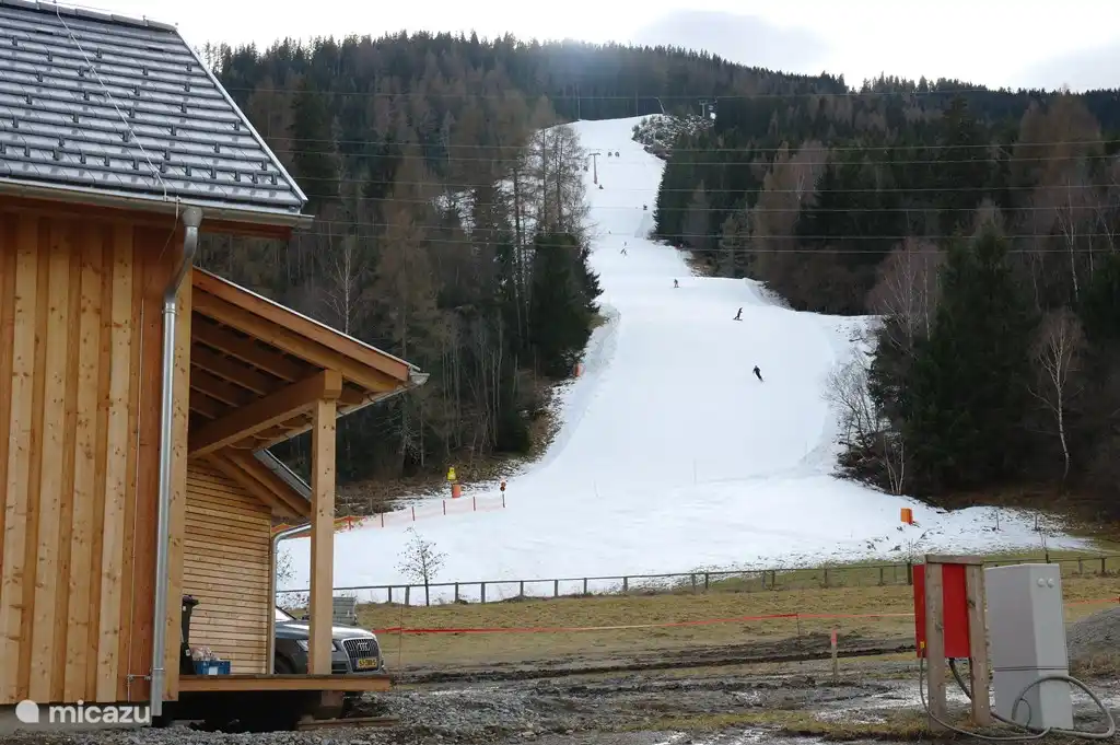 Chalet befindet sich auf der Piste. Mit viel Schnee können Sie Ihrem Chalet fahren. Von Ende November, gibt es immer Gelegenheit, Ski zu fahren. Die Pisten sind mit Schneekanonen bijgespoten.