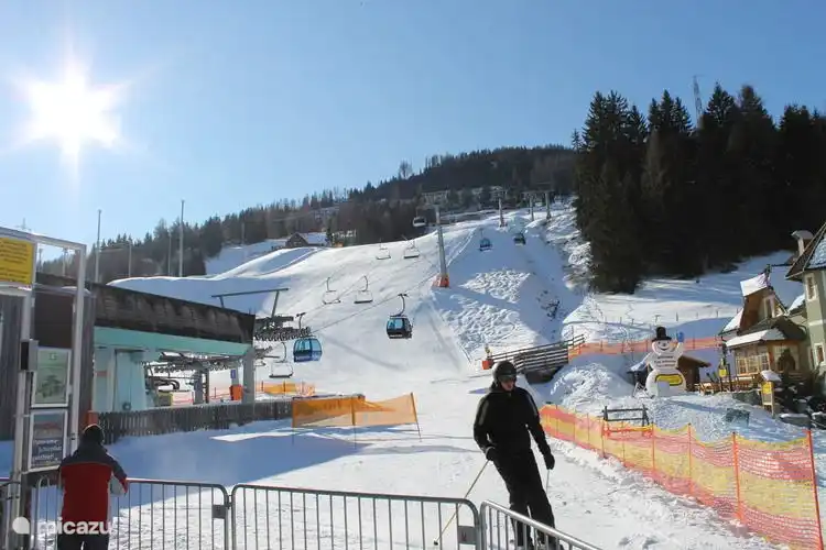 Das Chalet befindet sich 400 Meter von der Gondel entfernt.