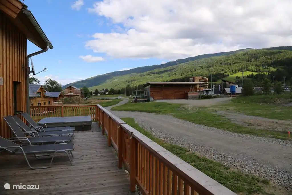 Herrliche Aussicht auf die Berglage mit großer Terrasse. Attraktive Inneneinrichtung, mit allen Annehmlichkeiten. Genießen Sie den Hammam und Sauna, entspannen Sie in der Außen-Jacuzzi und Privatsphäre.