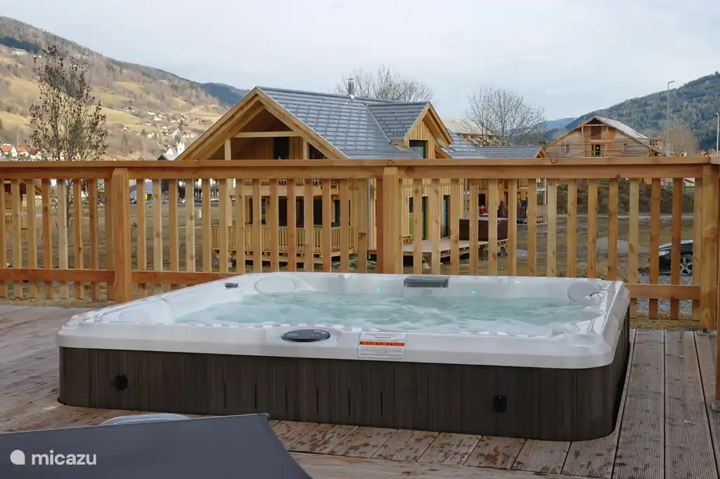 Von Ihrem privaten Jacuzzi im Freien für 8 Personen, haben Sie einen herrlichen Blick auf den Kreischberg. Entspannen Sie sich nach einem Tag Skifahren oder Wandern .....