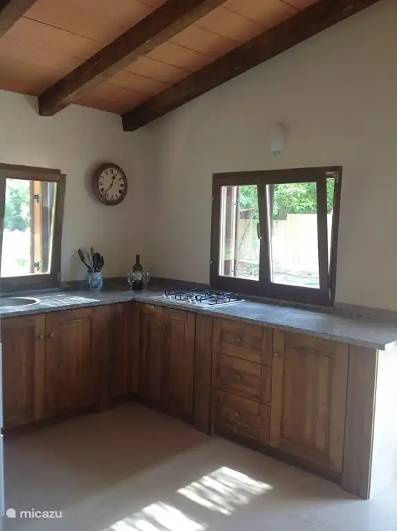 Cocina con hermosa vista al jardín