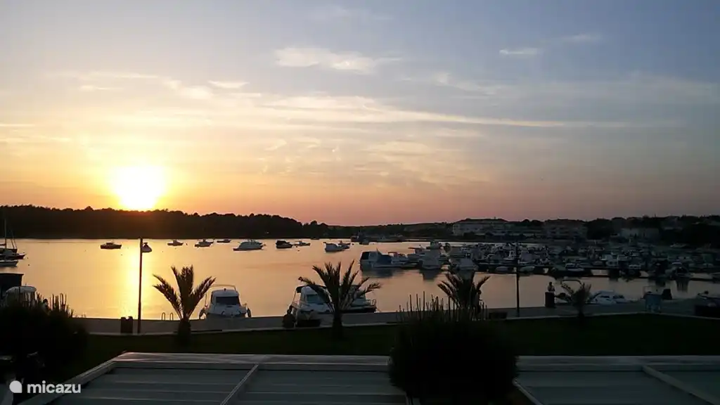 Atardecer en el pequeño puerto de Medulin