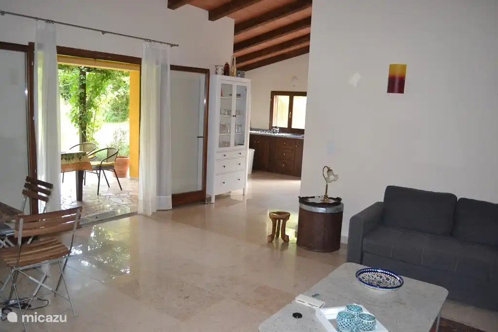 sala de estar con puertas de patio al patio y cocina abierta