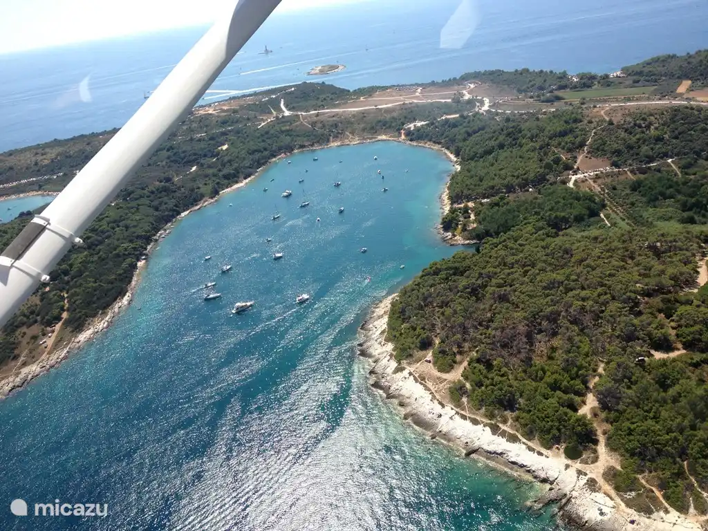 Se pueden encontrar muchas playas privadas y, debido a la gran cantidad de pinos, siempre hay sombra.