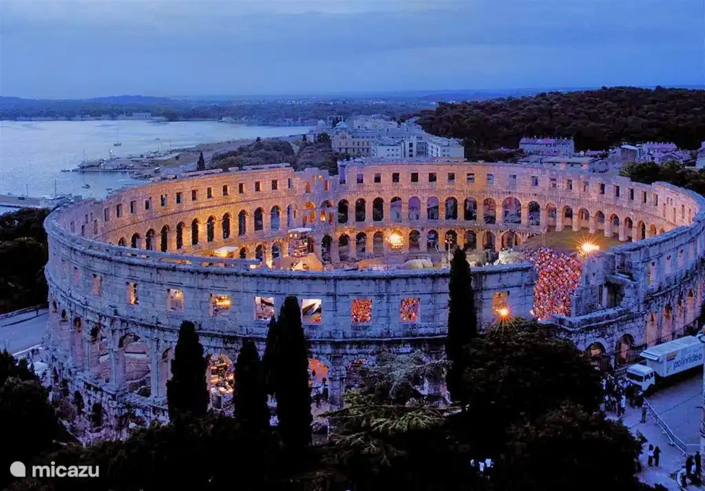 En Pula, en la arena, a menudo hay conciertos o espectáculos de danza. ¡Una experiencia maravillosa! Por supuesto, también se puede ver durante el día. Bien vale la pena.
