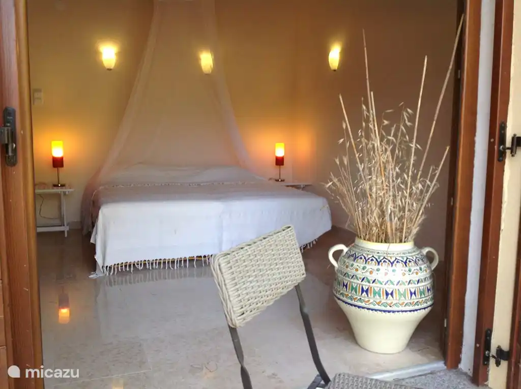 Dormitorio con puertas de patio al patio. El dormitorio tiene grandes armarios empotrados.