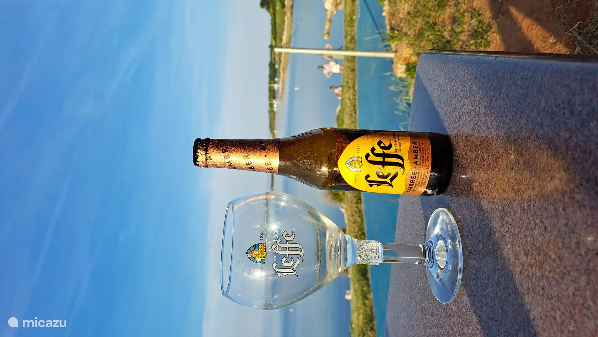 playa y cerveza fría.