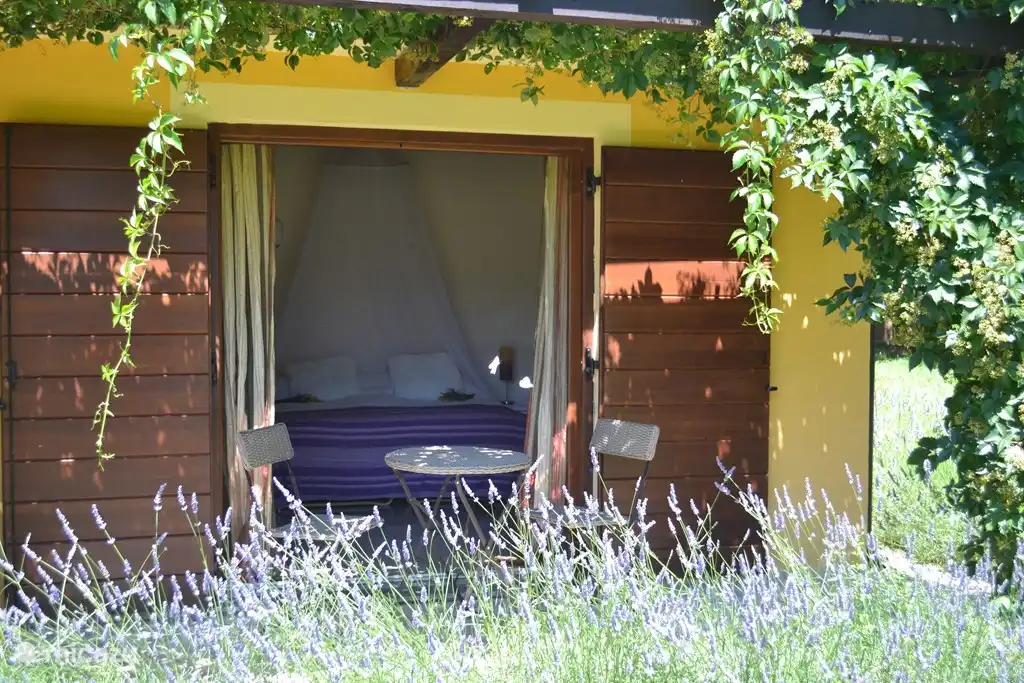 Dormitorio con puertas de patio a la terraza