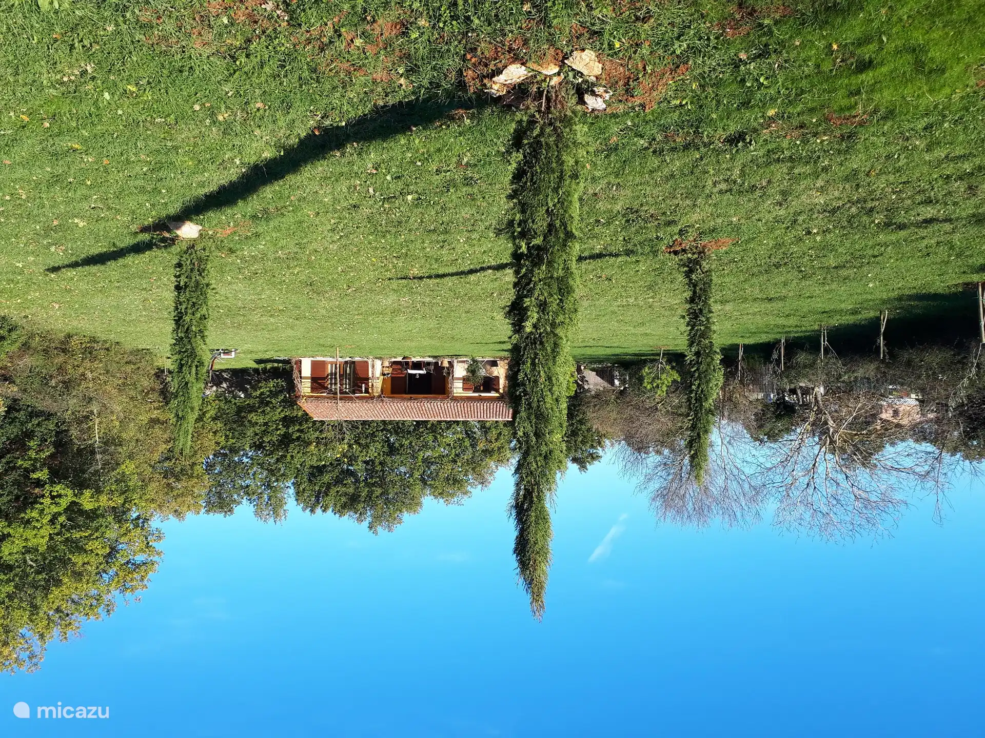 Vista de la casa desde el jardín